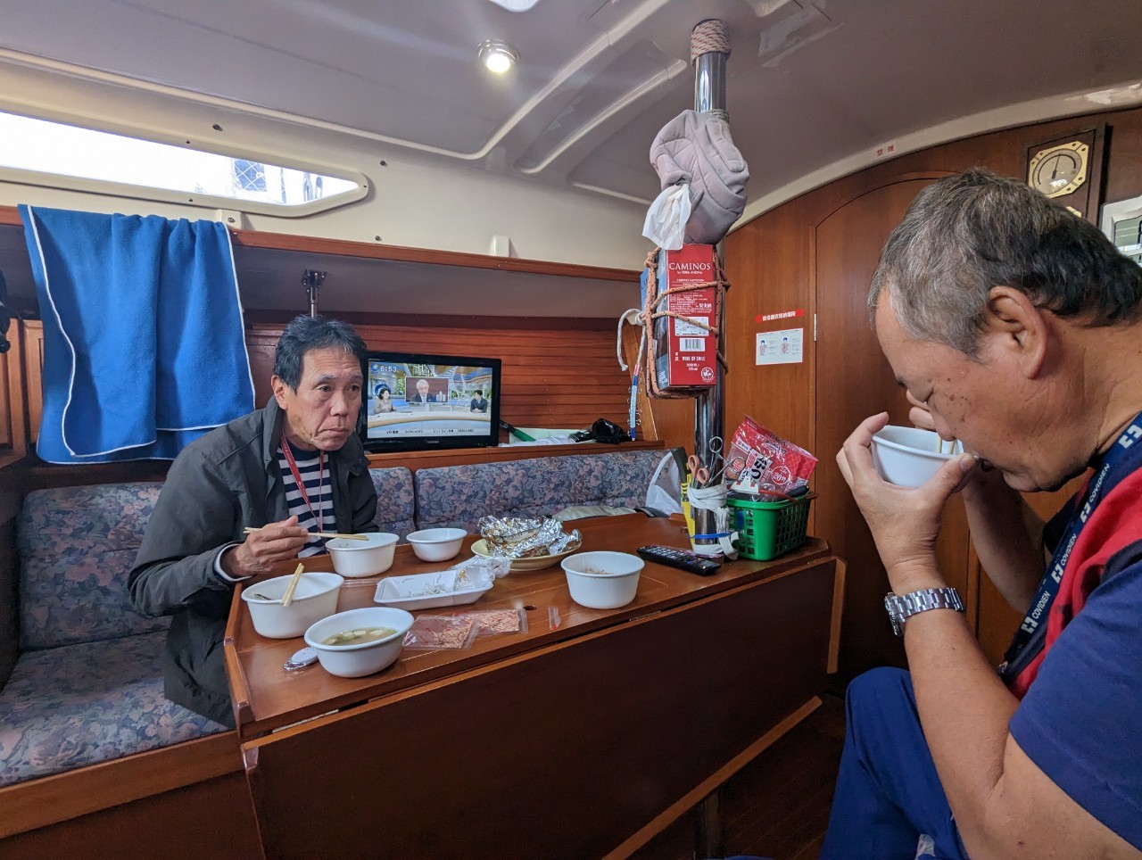 泊り込み組の船内での朝食